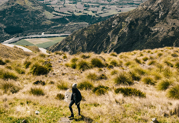 teacher-connecting-to-nature-in-ece